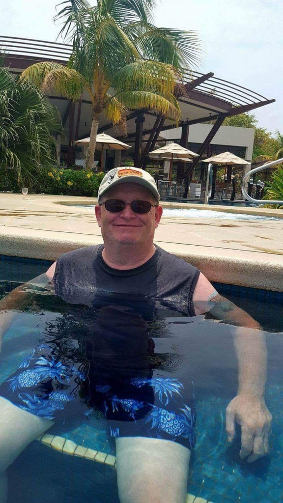 uomo in piscina