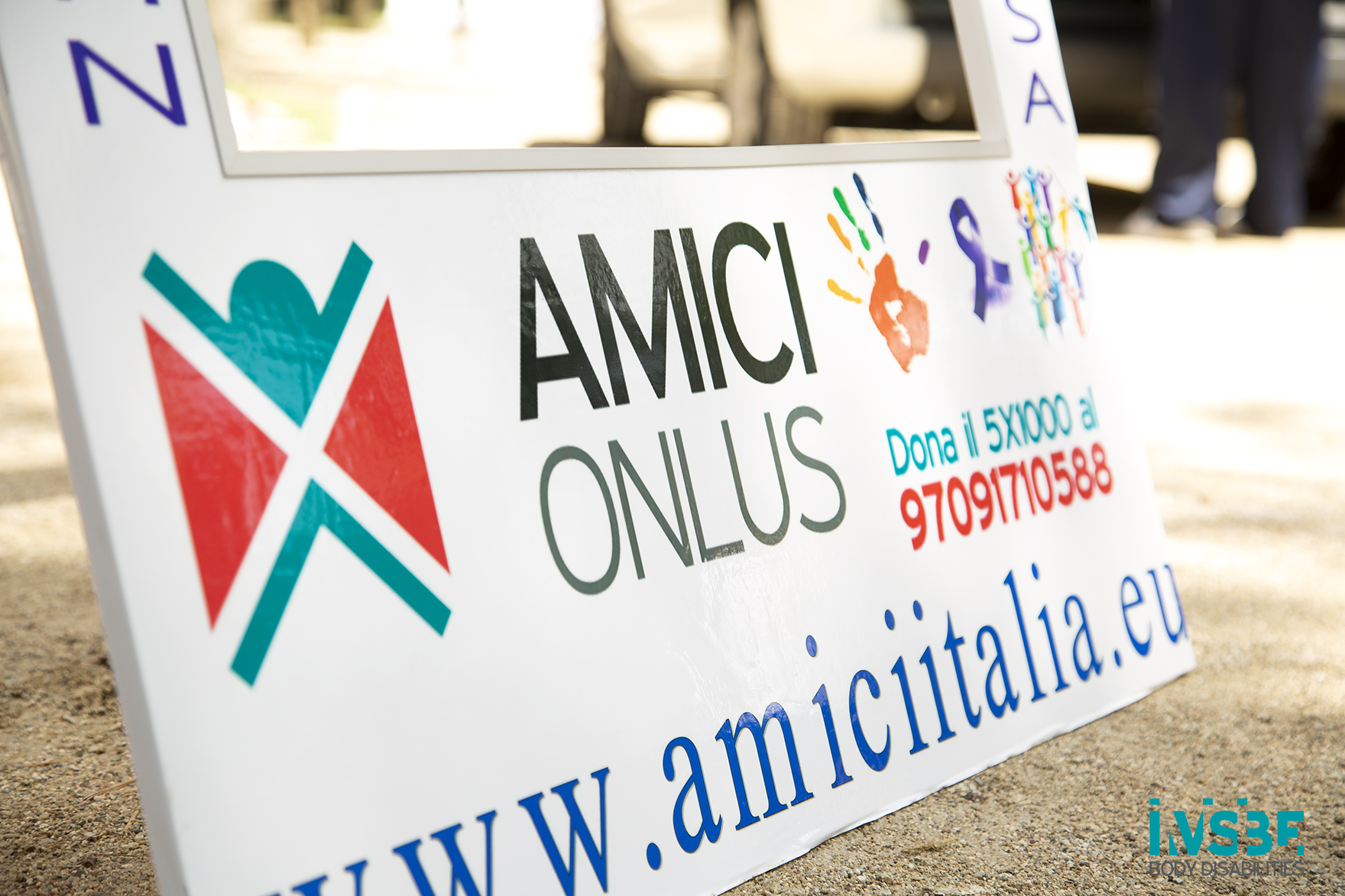 striscione associazione amici onlus per donazione